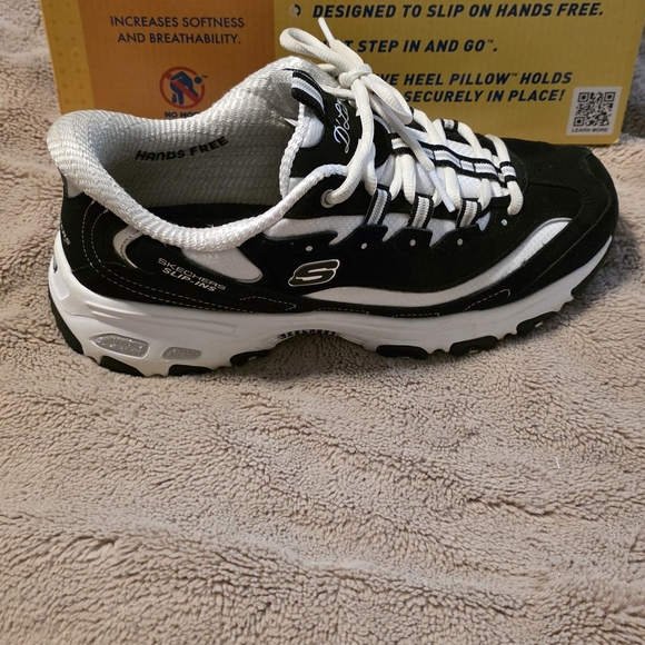 Skechers Women's D'Lites Fan Girl Sneakers - Picture 10 of 14